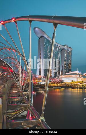 Helix Brige perspective de l'hôtel Marina Sands Bay pendant l'heure bleue à Singapour. Banque D'Images