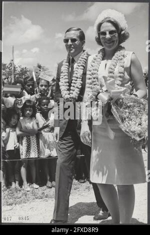 Couple royal au Suriname. La princesse Beatrix et le prince Claus visitent Lelydorp, 12 juillet 1966, visites, enfants, Famille royale, territoires d'outre-mer, princes, princesses, pays-Bas, agence de presse du xxe siècle photo, nouvelles à retenir, documentaire, photographie historique 1945-1990, histoires visuelles, L'histoire humaine du XXe siècle, immortaliser des moments dans le temps Banque D'Images