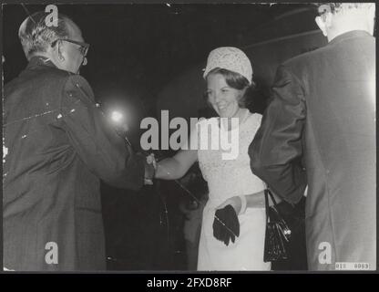 Couple royal au Suriname. La princesse Beatrix est présentée au Président des États du Suriname, J. Lachmon, 4 juillet 1966, salutations, Visites, famille royale, parlements, princesses, pays-Bas, agence de presse du xxe siècle photo, nouvelles à retenir, documentaire, photographie historique 1945-1990, histoires visuelles, L'histoire humaine du XXe siècle, immortaliser des moments dans le temps Banque D'Images