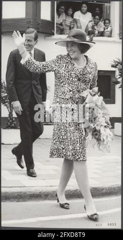 Couple royal au Suriname. La princesse Beatrix et le prince Claus quittent le bâtiment Staten à Paramaribo, le 7 juillet 1966, famille royale, princes, Princesses, pays-Bas, agence de presse du XXe siècle photo, news to remember, documentaire, photographie historique 1945-1990, histoires visuelles, L'histoire humaine du XXe siècle, immortaliser des moments dans le temps Banque D'Images