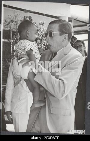 Couple royal au Suriname. La princesse Beatrix et le prince Claus ont visité Coronie, la région de la noix de coco. L'un des enfants est mis à l'aise par le Prince Claus, 11 juillet 1966, visites, enfants, Famille royale, territoires d'outre-mer, princes, pays-Bas, agence de presse du XXe siècle photo, news to remember, documentaire, photographie historique 1945-1990, histoires visuelles, L'histoire humaine du XXe siècle, immortaliser des moments dans le temps Banque D'Images