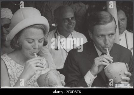 Couple royal au Suriname. La princesse Beatrix et le prince Claus ont visité Coronie, la région de la noix de coco. Le couple a apprécié la noix de coco, 11 juillet 1966, visites, noix de coco, Maison royale, princes, princesses, pays-Bas, agence de presse du XXe siècle photo, news to remember, documentaire, photographie historique 1945-1990, histoires visuelles, L'histoire humaine du XXe siècle, immortaliser des moments dans le temps Banque D'Images