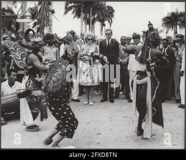 Couple royal au Suriname. La princesse Beatrix et le prince Claus ont visité Coronie, la région de la noix de coco. Une danse javanaise a été exécutée, 11 juillet 1966, visites, cultures, Famille royale, princes, princesses, pays-Bas, agence de presse du XXe siècle photo, news to remember, documentaire, photographie historique 1945-1990, histoires visuelles, L'histoire humaine du XXe siècle, immortaliser des moments dans le temps Banque D'Images