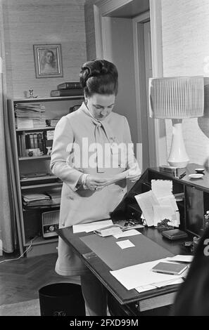 La princesse Margriet et Piet van Vollenhoven au Loo à Apeldoorn. Numéro 4 sans jambes Princesse Margriet, numéro 5, 16 novembre 1967, pays-Bas, agence de presse du xxe siècle photo, nouvelles à retenir, documentaire, photographie historique 1945-1990, histoires visuelles, L'histoire humaine du XXe siècle, immortaliser des moments dans le temps Banque D'Images