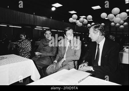 Ouverture du Prince Claus à la foire industrielle de Rotterdam, Claus allume la lampe du temple indien, l Bal RAM Jakha porte-parole de la Lok Safha, 19 mai 1980, Industrie, pays-Bas, agence de presse du xxe siècle photo, nouvelles à retenir, documentaire, photographie historique 1945-1990, histoires visuelles, L'histoire humaine du XXe siècle, immortaliser des moments dans le temps Banque D'Images