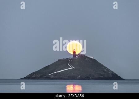 Ballycotton, Cork, Irlande. 26 mai 2021. Une pleine lune de fleurs de sang s'élève derrière le phare à Ballycotton, Co. Cork, Irlande. - crédit; David Creedon / Alamy Live News Banque D'Images