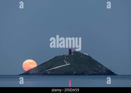 Ballycotton, Cork, Irlande. 26 mai 2021. Une pleine lune de fleurs de sang s'élève derrière le phare à Ballycotton, Co. Cork, Irlande. - crédit; David Creedon / Alamy Live News Banque D'Images