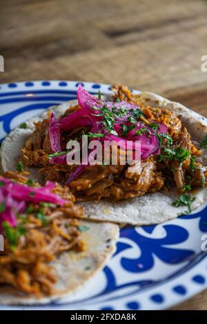 Tacos à l'oignon avec la carne mexicaine asada Banque D'Images