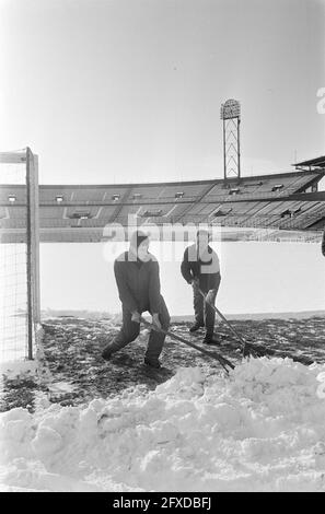 Déneigement dans le stade olympique avant le match Ajax contre Benfica le terrain est en cours de déneigement, 10 février 1969, SCHOONMAKERS, SNEEUWRUIMEN, stades, Matches, pays-Bas, agence de presse du XXe siècle photo, news to remember, documentaire, photographie historique 1945-1990, histoires visuelles, L'histoire humaine du XXe siècle, immortaliser des moments dans le temps Banque D'Images