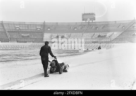 Le déneigement dans le champ du stade olympique est essentiellement propre, 11 février 1969, CHAMBRES À NEIGE, stades, Pays-Bas, Agence de presse du XXe siècle photo, nouvelles à retenir, documentaire, photographie historique 1945-1990, histoires visuelles, L'histoire humaine du XXe siècle, immortaliser des moments dans le temps Banque D'Images