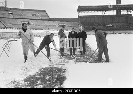 Déneigement au stade olympique avant le match Ajax contre Benfica le terrain est défriché, 10 février 1969, NETTOYEURS, DÉNEIGEMENT, Stades, matchs, pays-Bas, Agence de presse du XXe siècle photo, actualités à retenir, documentaire, photographie historique 1945-1990, histoires visuelles, L'histoire humaine du XXe siècle, immortaliser des moments dans le temps Banque D'Images