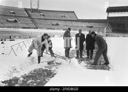 Déneigement dans le stade olympique avant le match Ajax contre Benfica le terrain est en cours de déneigement, 10 février 1969, SCHOONMAKERS, SNEEUWRUIMEN, stades, Matches, pays-Bas, agence de presse du XXe siècle photo, news to remember, documentaire, photographie historique 1945-1990, histoires visuelles, L'histoire humaine du XXe siècle, immortaliser des moments dans le temps Banque D'Images