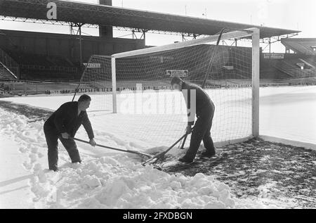 Déneigement dans le stade olympique avant le match Ajax contre Benfica le terrain est en cours de déneigement, 10 février 1969, SCHOONMAKERS, SNEEUWRUIMEN, stades, Matches, pays-Bas, agence de presse du XXe siècle photo, news to remember, documentaire, photographie historique 1945-1990, histoires visuelles, L'histoire humaine du XXe siècle, immortaliser des moments dans le temps Banque D'Images