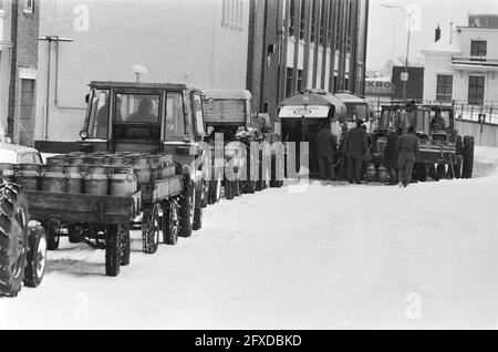 Défrichement des routes de neige et mise hors de l'isolement des fermes dans les provinces du Nord, 16 février 1979, FARMERS, MELKAUTOS, Pays-Bas, Agence de presse du XXe siècle photo, nouvelles à retenir, documentaire, photographie historique 1945-1990, histoires visuelles, L'histoire humaine du XXe siècle, immortaliser des moments dans le temps Banque D'Images