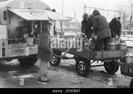 Défrichement des routes de neige et sortie des fermes de leur isolement dans les provinces du Nord, 16 février 1979, ROUTES, MELKAUTOS, Pays-Bas, Agence de presse du XXe siècle photo, nouvelles à retenir, documentaire, photographie historique 1945-1990, histoires visuelles, L'histoire humaine du XXe siècle, immortaliser des moments dans le temps Banque D'Images