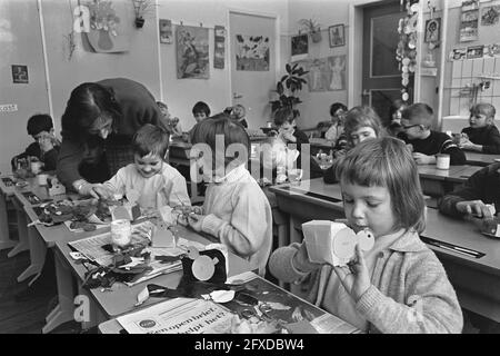 Cours de maternelle de l'école Elisabeth Wolff occupé pour pâques, 22 mars 1967, enfants, salles de classe, Pays-Bas, Agence de presse du XXe siècle photo, nouvelles à retenir, documentaire, photographie historique 1945-1990, histoires visuelles, L'histoire humaine du XXe siècle, immortaliser des moments dans le temps Banque D'Images