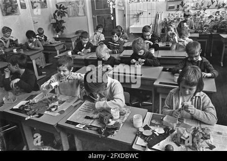 Cours de maternelle de l'école Elisabeth Wolff occupé pour Pâques, 22 mars 1967, enfants, salles de classe, Pays-Bas, Agence de presse du XXe siècle photo, nouvelles à retenir, documentaire, photographie historique 1945-1990, histoires visuelles, L'histoire humaine du XXe siècle, immortaliser des moments dans le temps Banque D'Images