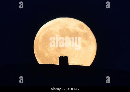 Bolton, Royaume-Uni, 26 mai 2021. Une pleine lune est vue au-dessus de Ridington Pike de Bolton apparaissant plus grand, plus lumineux et plus rouge que d'habitude, car la rare occurrence simultanée d'une superlune et d'une éclipse lunaire a lieu dans certaines parties du monde. La pleine lune de May est la deuxième des deux superlunes en 2021, la précédente ayant lieu en avril sur des cieux très nuageux au Royaume-Uni. Le terme superlune fait référence à la proximité de la lune par rapport à la Terre, ayant d'abord été inventé en 1979 par l'astrologue Richard Nolle. Banque D'Images