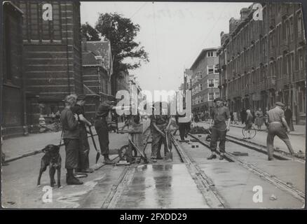 Spaarndammerstraat, Amsterdam (près de l'église H. Maria Magdalena). Sous la direction du capitaine J. Breman, la 2e entreprise d'ingénieurs d'Amsterdam a commencé des travaux de réparation et d'élimination des obstacles à la circulation, en pompant des caves inondées, le 1er juin 1945, militaires, barrages routiers, Reconstruction, pays-Bas, Agence de presse du XXe siècle photo, nouvelles à retenir, documentaire, photographie historique 1945-1990, histoires visuelles, L'histoire humaine du XXe siècle, immortaliser des moments dans le temps Banque D'Images