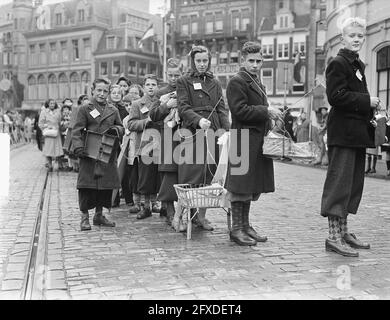 Toy action jeunesse de la Haye, 16 novembre 1950, Jeunesse, pays-Bas, Agence de presse du XXe siècle photo, news to Remember, documentaire, photographie historique 1945-1990, histoires visuelles, L'histoire humaine du XXe siècle, immortaliser des moments dans le temps Banque D'Images