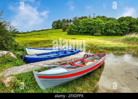 Bateaux de pêche irlandais traditionnels colorés sur le lac Lough Carra irlande de l'ouest dans le comté de Mayo Irlande Banque D'Images