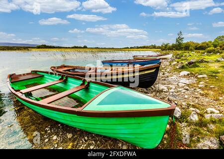 Bateaux de pêche irlandais traditionnels colorés sur le lac Lough Carra irlande de l'ouest dans le comté de Mayo Irlande Banque D'Images