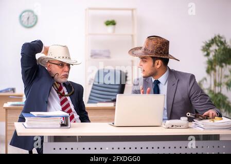 Deux employés de cow-boy dans un concept drôle Banque D'Images