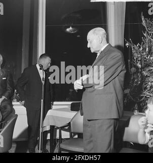 Journaliste sportif J. Hoven 80 ans, Jan Cottaar s'adresse au garçon d'anniversaire, 22 décembre 1964, journalistes sportifs, pays-Bas, agence de presse du xxe siècle photo, nouvelles à retenir, documentaire, photographie historique 1945-1990, histoires visuelles, L'histoire humaine du XXe siècle, immortaliser des moments dans le temps Banque D'Images