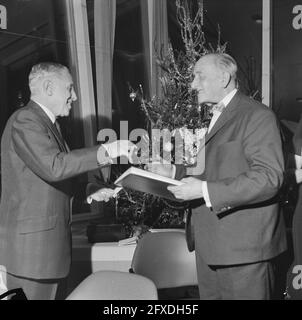 Journaliste sportif J. Hoven 80 ans, le général Pahud de Mortagnes (l) a présenté au garçon d'anniversaire un livre, 22 décembre 1964, livres, journalistes, Pays-Bas, Agence de presse du XXe siècle photo, nouvelles à retenir, documentaire, photographie historique 1945-1990, histoires visuelles, L'histoire humaine du XXe siècle, immortaliser des moments dans le temps Banque D'Images