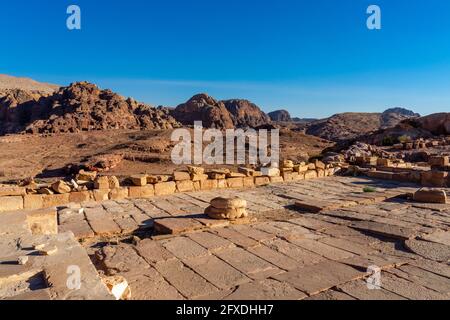 Vue panoramique sur les montagnes et les formations de grès depuis le site des églises byzantines, Petra, Jordanie Banque D'Images