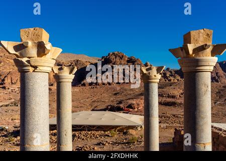 Quatre colonnes de la Chapelle bleue en granit bleu égyptien, capitales nabatéennes à cornes, 5e - 6e siècle, Pétra, Jordanie Banque D'Images