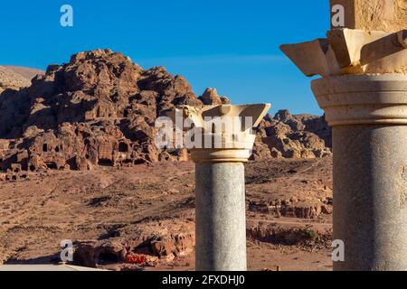 Gros plan des colonnes de la Chapelle bleue en granit bleu égyptien, chapiteaux à cornes nabatéennes, église du 5e - 6e siècle, Pétra, Jordanie Banque D'Images