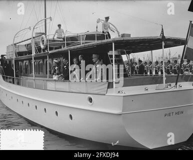 Visite d'Etat du Président français Coty aux pays-Bas. Sortie en bateau à Amsterdam avec Piet hein, 24 juillet 1954, DÉPART, visites, Excursions en bateau, pays-Bas, Agence de presse du XXe siècle photo, nouvelles à retenir, documentaire, photographie historique 1945-1990, histoires visuelles, L'histoire humaine du XXe siècle, immortaliser des moments dans le temps Banque D'Images