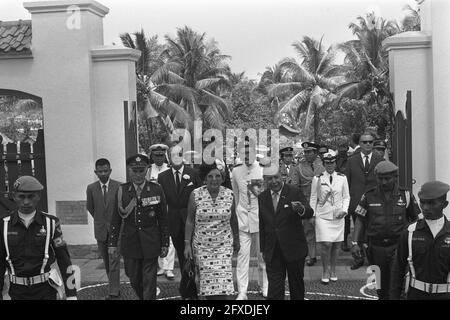 Visite d'État de la reine Juliana et du prince Bernhard en Indonésie, couronne de la reine Juliana et de la Bernhard au champ d'honneur néerlandais Menteng Pulo, 28 août 1971, champs d'honneur, reines, Visites d'état, pays-Bas, photo de l'agence de presse du XXe siècle, nouvelles à retenir, documentaire, photographie historique 1945-1990, histoires visuelles, L'histoire humaine du XXe siècle, immortaliser des moments dans le temps Banque D'Images