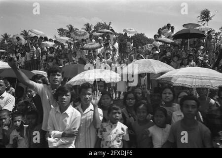 Visite d'État de la reine Juliana et du prince Bernhard en Indonésie, couronne de la reine Juliana et de la Bernhard au champ d'honneur néerlandais Menteng Pulo, 28 août 1971, champs d'honneur, reines, Visites d'état, pays-Bas, photo de l'agence de presse du XXe siècle, nouvelles à retenir, documentaire, photographie historique 1945-1990, histoires visuelles, L'histoire humaine du XXe siècle, immortaliser des moments dans le temps Banque D'Images