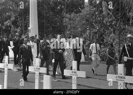 Visite d'État de la reine Juliana et du prince Bernhard en Indonésie, couronne de la reine Juliana et de la Bernhard Lay au champ d'honneur néerlandais Menteng Pulo, 28 août 1971, champs d'honneur, Queens, Visites d'état, pays-Bas, photo de l'agence de presse du XXe siècle, nouvelles à retenir, documentaire, photographie historique 1945-1990, histoires visuelles, L'histoire humaine du XXe siècle, immortaliser des moments dans le temps Banque D'Images