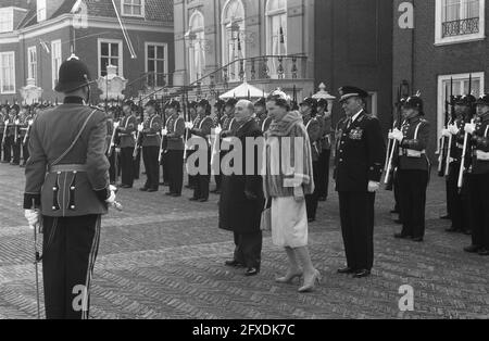 Visite d'État du Président du Pérou, Manuel Prado. Inspection de la garde d'honneur devant le Palais huis Ten Bosch à la Haye, 7 mars 1960, gardes d'honneur, inspections, Palais, visites d'État, pays-Bas, Agence de presse du XXe siècle photo, nouvelles à retenir, documentaire, photographie historique 1945-1990, histoires visuelles, L'histoire humaine du XXe siècle, immortaliser des moments dans le temps Banque D'Images