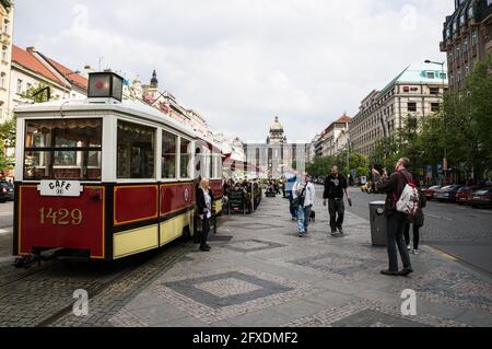 PRAGUE, RÉPUBLIQUE TCHÈQUE - 12 mai 2013 : les gens près d'un café de tram au centre de la ville Banque D'Images