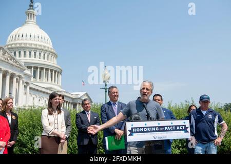 Jon Stewart est accompagné de John feal, président du Comité des anciens combattants Takano, et des membres du Comité de la Chambre des communes, qui font des remarques au cours d'une conférence de presse pour dévoiler la législation sur l'exposition aux substances toxiques, à l'extérieur du Capitole des États-Unis, à Washington, DC, le mercredi 26 mai 2021. Crédit : Rod Lamkey/CNP/MediaPunch Banque D'Images