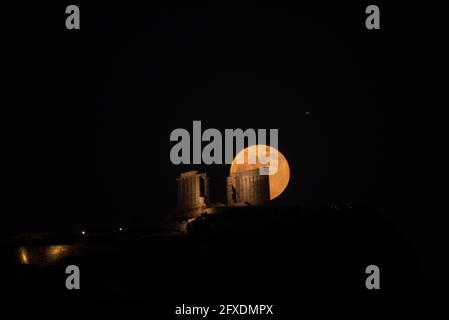 Athènes, Grèce. 26 mai 2021. Super Flower Blood Moon s'élève derrière l'ancien temple en marbre de Poséidon à Cape Sounion, à environ 70 km (45 miles) au sud d'Athènes. (Photo par Dimitrios Karvountzis/Pacific Press) crédit: Pacific Press Media production Corp./Alay Live News Banque D'Images