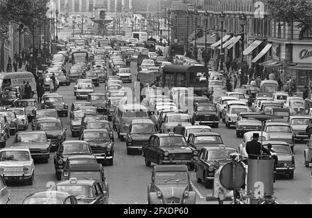 Grèves en France. Trafic sur la rue Royale à Paris, 21 mai 1968, PILES, TRAFIC, Pays-Bas, Agence de presse du XXe siècle photo, nouvelles à retenir, documentaire, photographie historique 1945-1990, histoires visuelles, L'histoire humaine du XXe siècle, immortaliser des moments dans le temps Banque D'Images