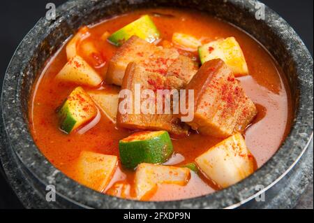 Tofu et choï dans un restaurant coréen. Banque D'Images