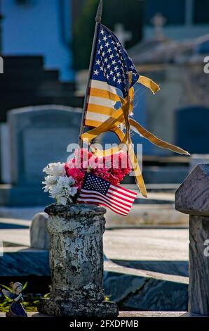 Un drapeau américain en lambeaux se trouve dans un vase sur une tombe au cimetière Odd Fellows Rest, le 14 novembre 2015, à la Nouvelle-Orléans, en Louisiane. Banque D'Images