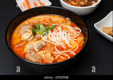 Bœuf à la sauce aux haricots noirs et nouilles de riz plates dans un restaurant coréen. Banque D'Images