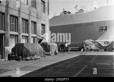 Grève Port Amsterdam à la compagnie de stevedoing Royal Dutch Lloyd Muller; les travailleurs parlent entre les marchandises couvertes, 18 juin 1970, grèves, EMPLOYÉS, Biens, ports, pays-Bas, Agence de presse du XXe siècle photo, nouvelles à retenir, documentaire, photographie historique 1945-1990, histoires visuelles, L'histoire humaine du XXe siècle, immortaliser des moments dans le temps Banque D'Images