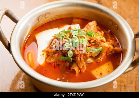 Soupe de tofu et de kimchi dans un restaurant coréen. Banque D'Images