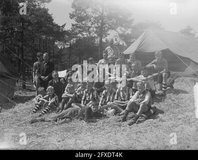 KNVB camp Nunspeet. Club de portrait de groupe sans nom], 3 août 1949, jeunesse, soccer, Pays-Bas, Agence de presse du XXe siècle photo, nouvelles à retenir, documentaire, photographie historique 1945-1990, histoires visuelles, L'histoire humaine du XXe siècle, immortaliser des moments dans le temps Banque D'Images