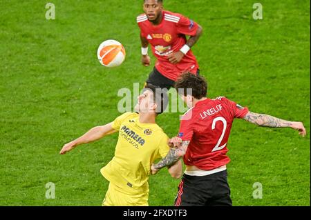 Gdansk, Pologne. 26 mai 2021. Gerard Moreno (L) de Villarreal et Victor Lindelox de Manchester United se disputent le ballon lors du match final de l'UEFA Europa League entre Villarreal CF et Manchester United à Gdansk, en Pologne, le 26 mai 2021. Credit: Lukasz Laskowski/Xinhua/Alay Live News Banque D'Images