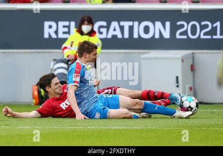 Cologne, Allemagne. 26 mai 2021. Noah Katterbach (arrière) de Koeln vies avec Aleksandar Ignjovski de Kiel pendant le match de football allemand de la première jambe de Bundesliga relegation entre le FC Koeln et Holstein Kiel à Cologne, Allemagne, le 26 mai 2021. Crédit: Ulrich Hufnagel/Xinhua/Alamy Live News Banque D'Images