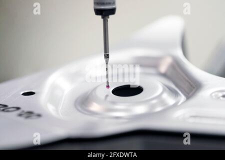 Gros plan sur le concept industriel et automobile de machine de mesure 3D automatique professionnelle. Vidéos 4k de haute qualité Banque D'Images